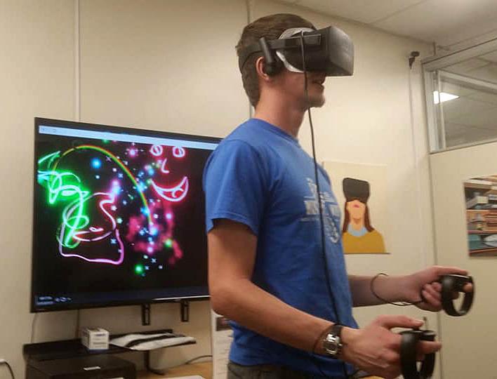 一名学生使用虚拟现实设备进行艺术创作